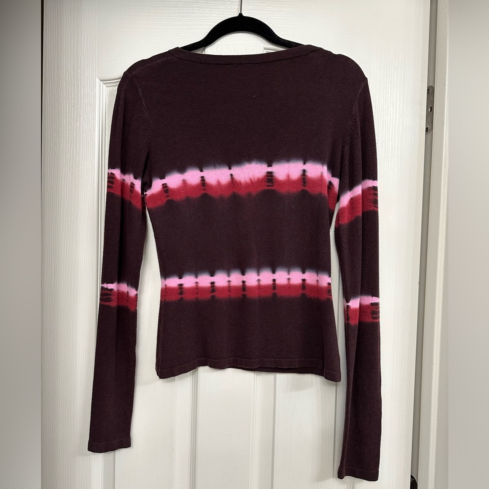 V II V long-sleeved knit top, size small. - Picture 3 of 3